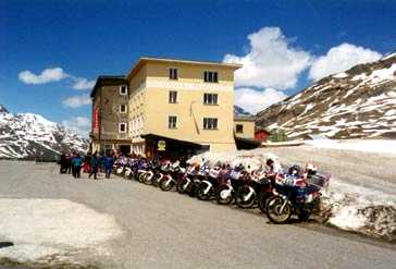 Psse mit Cello - Stop auf dem Berninapass